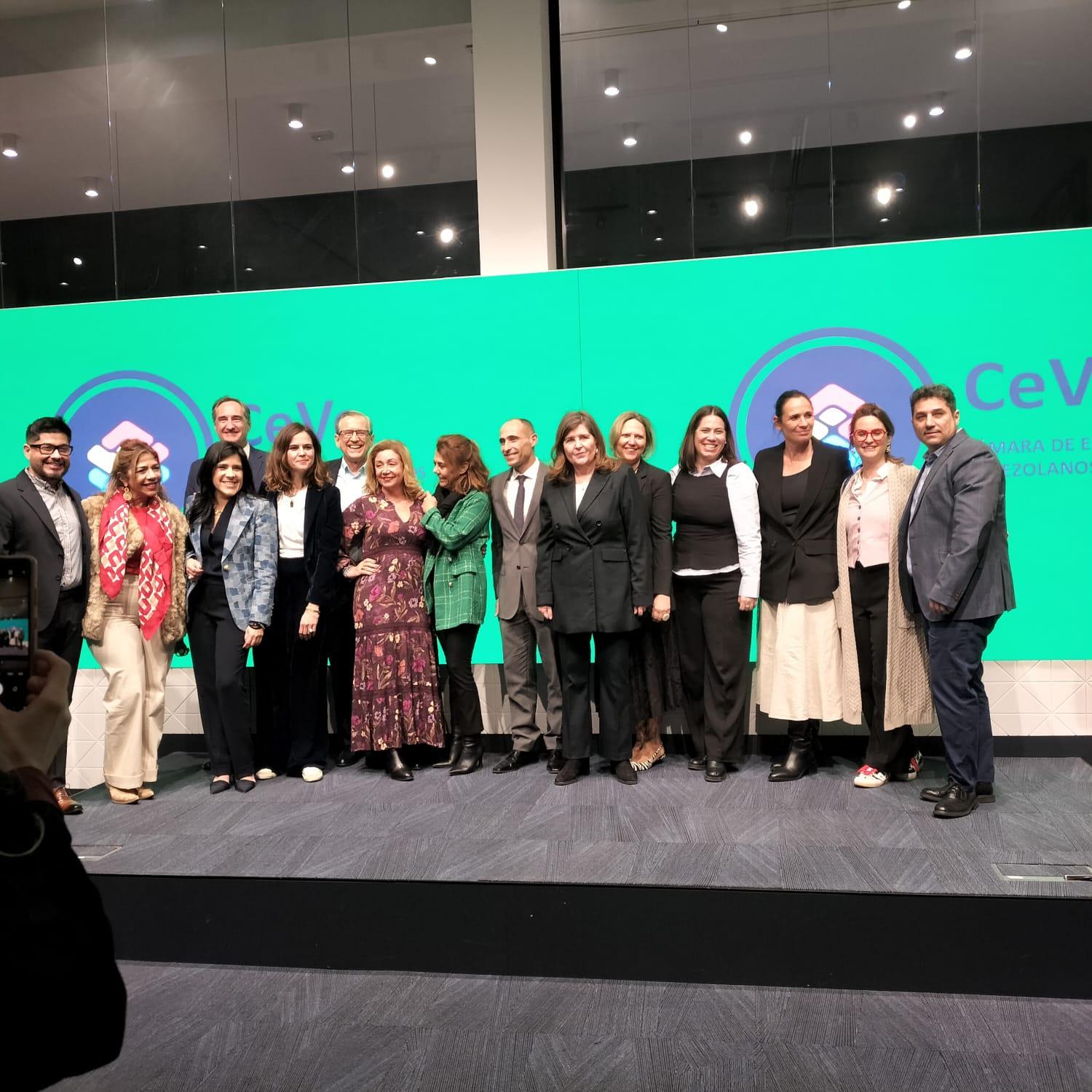 Grupo de ponentes y organizadores en el escenario de la jornada “La excelencia del empresario como líder de servicio: El Absentismo Laboral” organizada por la Cámara CeVe.
